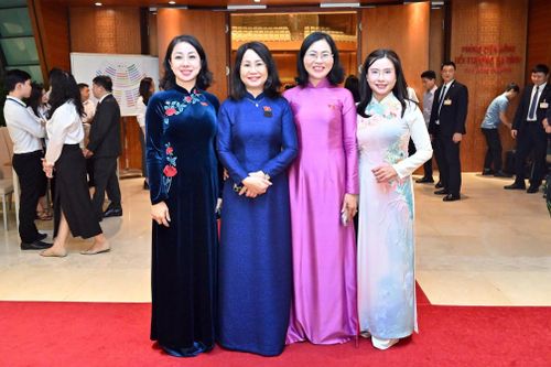 Các đại biểu Quốc hội bên lề Phiên khai mạc Kỳ họp thứ Nhất, Quốc hội khóa XVI. Ảnh: Khánh Duy