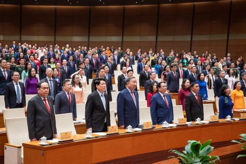 Tổng Bí thư Tô Lâm; Chủ tịch nước Lương Cường; Thủ tướng Chính phủ Phạm Minh Chính, Chủ tịch Quốc hội Trần Thanh Mẫn và các đại biểu thực hiện nghi thức chào cờ. Ảnh: Phạm Thắng