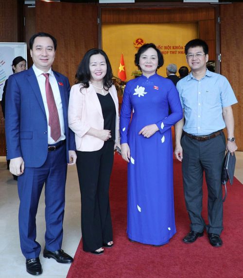 Phó Thủ tướng Chính phủ Phạm Thị Thanh Trà với các đại biểu bên lề Phiên khai mạc Kỳ họp thứ Nhất, Quốc hội khóa XVI. Ảnh: Khánh Duy