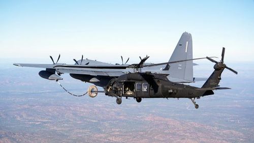 Trực thăng Black Hawk nhận tiếp dầu từ MC-130J Commando II. Ảnh: Quân đội Mỹ
