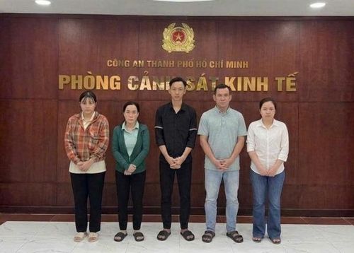 Lâm Thị Kim Nương (bìa phải) cùng các bị can bị khởi tố.