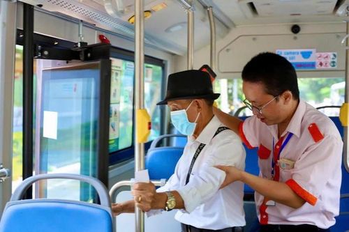 Phương tiện đảm bảo và phục vụ thân thiện là yếu tố hút khách đi xe buýt. Ảnh: Ngọc Quý