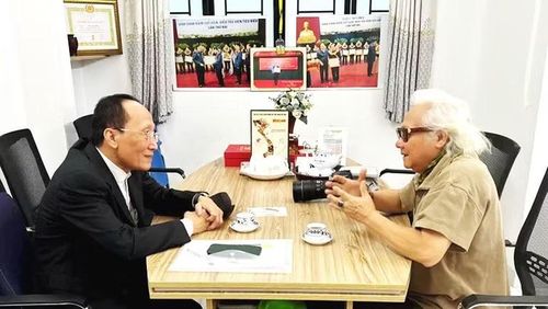 Luật sư Võ Văn Thêm trò chuyện với tác giả bài báo. Ảnh: VÕ ANH THƯ