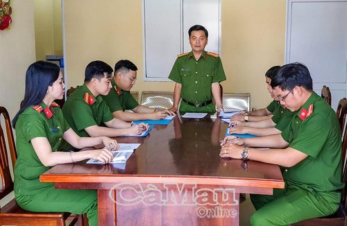 Công an xã Phong Thạnh họp triển khai nhiệm vụ vận động người nhận chuyển tiền nhầm bàn giao lại số tiền cho “khổ chủ”.