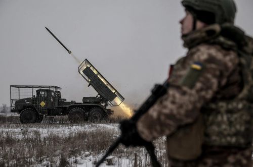 Lữ đoàn Cơ giới Độc lập số 24 của Ukraine khai hỏa hệ thống pháo phản lực phóng loạt BM-21 Grad nhằm vào lực lượng Nga gần thị trấn tiền tuyến Chasiv Yar, tỉnh Donetsk, ngày 15/1/2026. Ảnh: Reuters