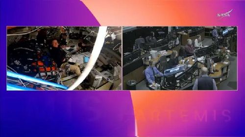 Trung tâm điều khiển và các phi hành gia Artemis II kết nối với nhau sau khi khôi phục liên lạc. (Ảnh: NASA)
