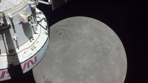 Tàu Orion đang đưa phi hành gia sứ mệnh Artemis II tiến gần Mặt Trăng. (Ảnh: NASA)