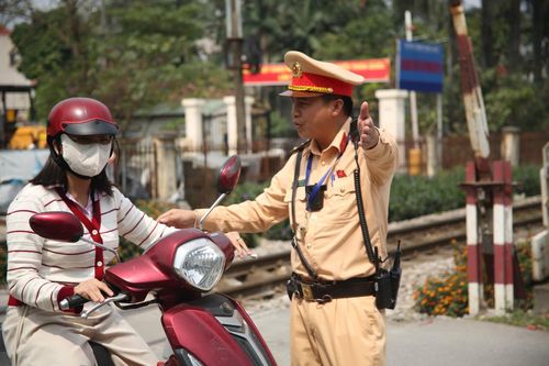 Lực lượng cảnh sát giao thông (Công an thành phố Hà Nội) hướng dẫn người tham gia giao thông đi đúng phần đường quy định.