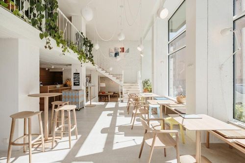 Quán cà phê phong cách tối giản tại Copenhagen, đại diện cho xu hướng cà phê đặc sản với kỹ thuật pha thủ công. Ảnh: Unsplash