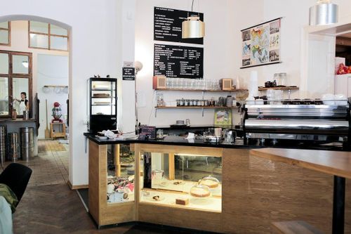 Không gian tối giản tại Five Elephant (Berlin), quán cà phê tiên phong làn sóng “third-wave coffee”, nổi tiếng với cà phê rang xay thủ công và cheesecake kiểu New York trứ danh. Ảnh: Unsplash