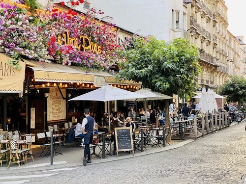 Một góc cà phê vỉa hè ở Paris - biểu tượng của lối sống chậm và cảm hứng nghệ thuật. Ảnh: Unsplash