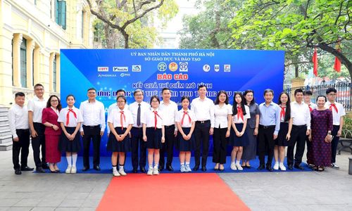 Lãnh đạo thành phố Hà Nội, các sở ngành chụp ảnh cùng giáo viên, học sinh Trường THCS Trưng Vương. Ảnh: Hồng Thái