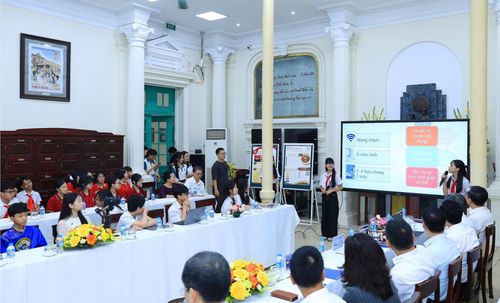 Học sinh các trường trình bày sản phẩm học tập, trình diễn sản phẩm sáng tạo ứng dụng AI, trải nghiệm hệ thống AI hỗ trợ học tập. Ảnh: Hồng Thái