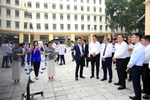Ủy viên Ban Thường vụ Thành ủy, Trưởng ban Tổ chức Thành ủy Hà Minh Hải; Phó Chủ tịch UBND thành phố Trương Việt Dũng tham quan, nghe giới thiệu kết quả thí điểm mô hình ứng dụng trí tuệ nhân tạo (AI) trong dạy học. Ảnh: Hồng Thái