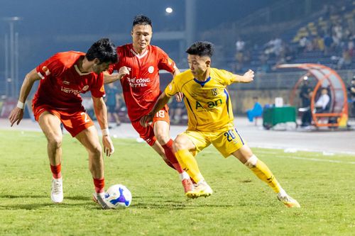 Thể Công Viettel vất vả có 1 điểm trước SLNA tại sân Vinh. Ảnh: VPF
