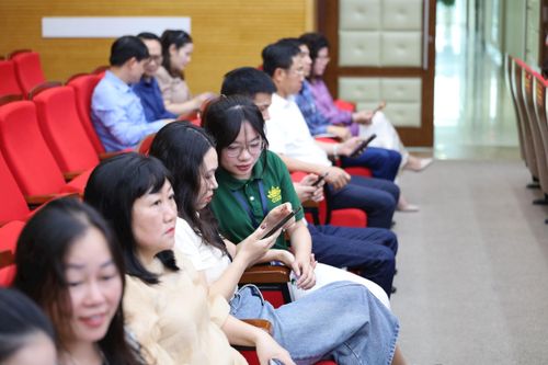 Kỹ thuật viên Sở Khoa học - Công nghệ Hà Nội hướng dẫn cán bộ phường Đống Đa sử dụng phần mềm thuận lợi. Ảnh: Hoa Thành