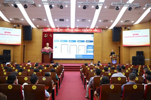 Chuyên viên Sở Khoa học - Công nghệ Hà Nội trực tiếp truyền đạt những kỹ năng thao tác sử dụng phần mềm HanoiWork. Ảnh: Hoa Thành