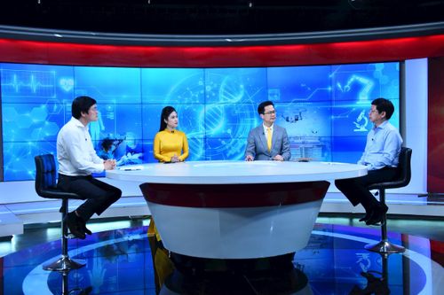 Giám đốc Sở Y tế Hà Nội Nguyễn Trọng Diện và Phó Cục trưởng Cục Quản lý khám, chữa bệnh (Bộ Y tế) Nguyễn Trọng Khoa trao đổi về vấn đề y tế cơ sở. Ảnh: Phan Anh