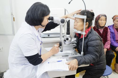 Các y, bác sĩ Bệnh viện đa khoa Vân Đình hỗ trợ khám sức khỏe trên địa bàn xã Vân Đình (Hà Nội). Ảnh: Văn Lập