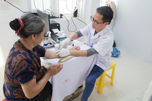 Các y, bác sĩ Bệnh viện đa khoa Vân Đình hỗ trợ khám sức khỏe trên địa bàn xã Vân Đình (Hà Nội). Ảnh: Văn Lập