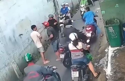 Diễn tiến vụ việc được camera nhà dân ghi lại và đưa lên mạng. Ảnh: CACC