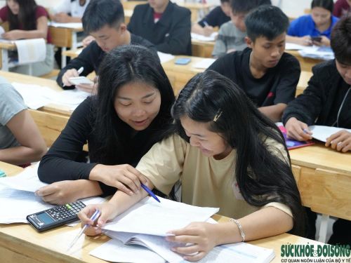 Giáo viên Trường THPT Kỳ Sơn tự nguyện dạy thêm miễn phí cho học sinh vào các buổi tối.