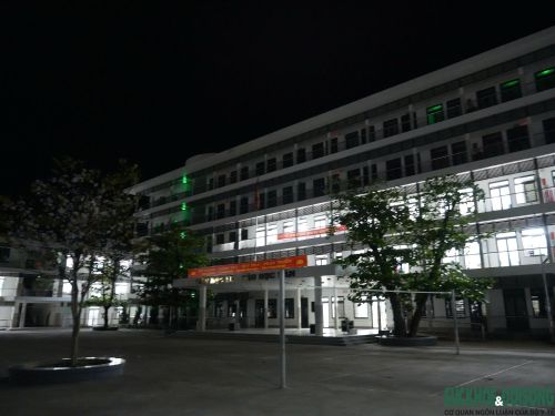 Do chưa phải là trường bán trú, kinh phí chi thường xuyên của trường vẫn áp dụng như các trường THPT, trong khi chi phí vận hành riêng tiền điện đã lên tới 50-60 triệu đồng/tháng, gây áp lực lớn cho nhà trường.