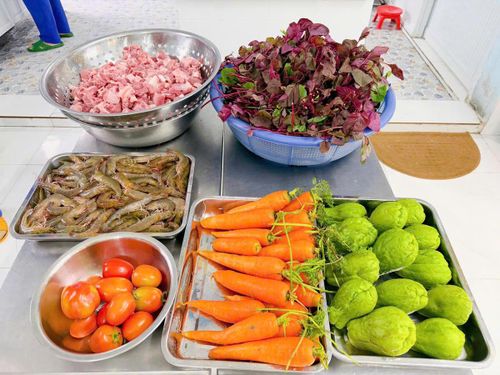 Những thực phẩm của 1 bữa ăn trước khi được chế biến của Trường Mẫu giáo Ánh Dương. Ảnh: CV.