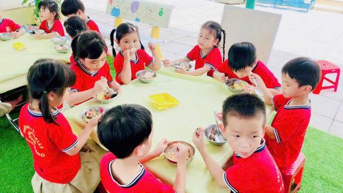 Bữa ăn của trẻ tại Trường Mẫu giáo Ánh Dương. Ảnh: CV.