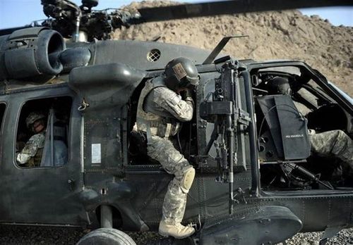 Vụ bắn hạ tiêm kích F-15E và kịch tính giải cứu phi công là lời cảnh báo về lỗ hổng của Mỹ trước lưới lửa phòng không của Tehran. Ảnh: Reuters.