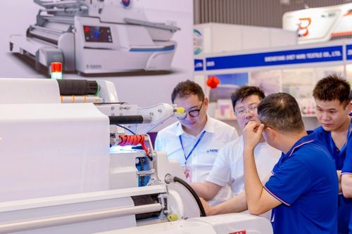  Các hiệp hội và tổ chức xúc tiến thương mại tập trung nguồn lực tổ chức các hội thảo, hội chợ chuyên ngành, tạo không gian để doanh nghiệp, khách hàng và nhà cung cấp gặp gỡ, chia sẻ thông tin thị trường. Ảnh: Saigon Tex. 