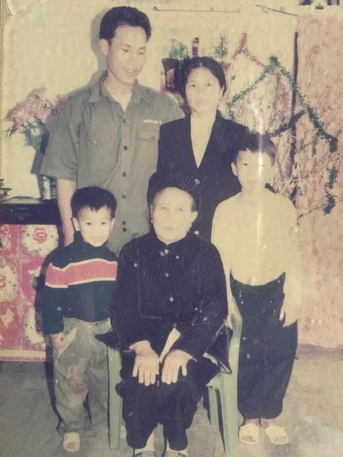 Quang (ngoài cùng bên phải) chụp cùng bố, mẹ kế, bà nội và em trai thuở nhỏ.