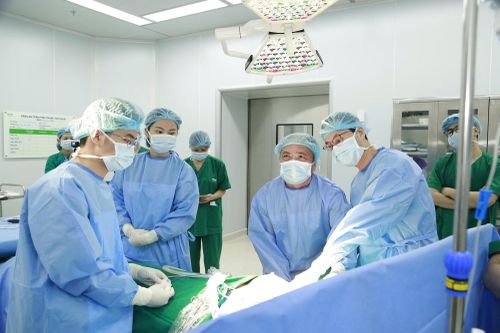PGS.TS Trần Ngọc Lương cùng ê-kíp phẫu thuật cho bệnh nhân.
