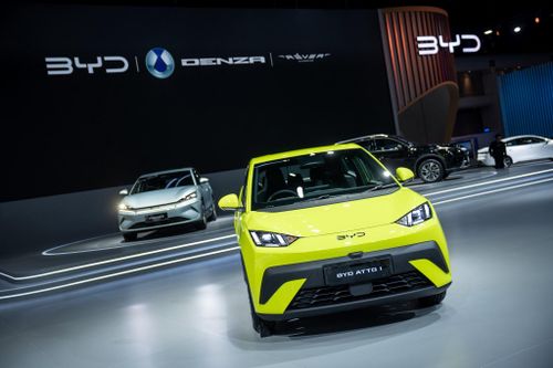 Tại BIMS 2026, BYD đã ra mắt 4 mẫu xe mới là Atto 1, Atto 2, Seal 6 và Sealion 5 với nhiều tùy chọn động cơ khác nhau. Tổng cộng có hơn 40 xe BYD và Denza tại khu vực trưng bày trong khuôn viên IMPACT Muang Thong Thani.
