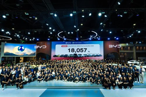 BYD "khoe" thành tích 18.057 xe tại BIMS 2026. Tuy nhiên, hãng xe này tính doanh số trên toàn bộ thị trường Thái Lan của 2 thương hiệu BYD và Denza, trong khi những thương hiệu khác chỉ ghi nhận đơn hàng phát sinh tại sự kiện.