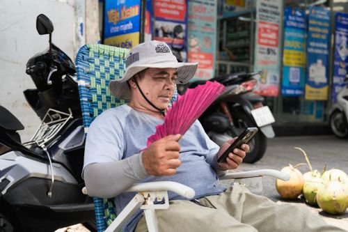 Người dân nên nghỉ ngơi nếu có dấu hiệu say nắng. Ảnh: Hoài Bảo.