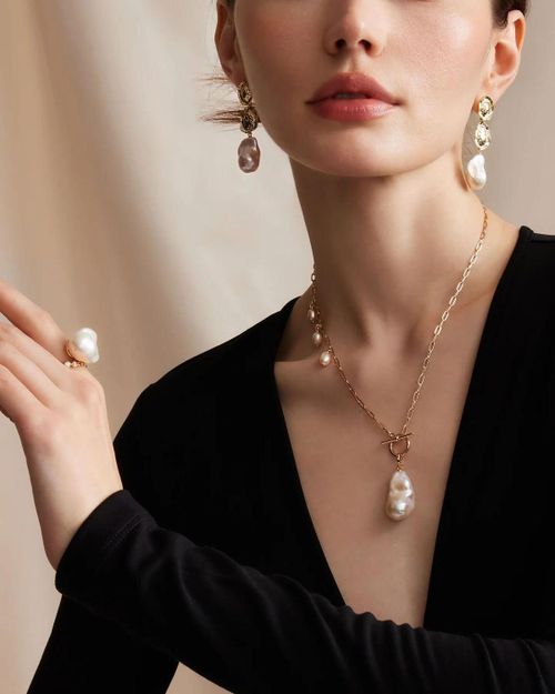  Khi bờ vai và xương quai xanh đã trở thành tâm điểm, vòng cổ sát cổ hoặc một đôi khuyên tai bản lớn sẽ đóng vai trò cân bằng. Ảnh: Pinterest. 