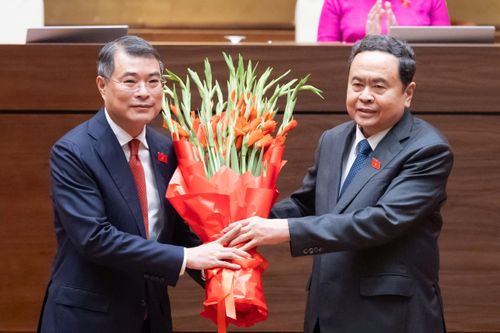  Chủ tịch Quốc hội Trần Thanh Mẫn thay mặt lãnh đạo Đảng, Nhà nước và Đại biểu Quốc hội khóa XVI tặng hoa chúc mừng Thủ tướng Lê Minh Hưng. 