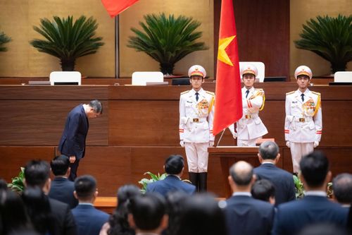  Tân Thủ tướng Lê Minh Hưng sau đó thực hiện nghi thức tuyên thệ nhậm chức. 