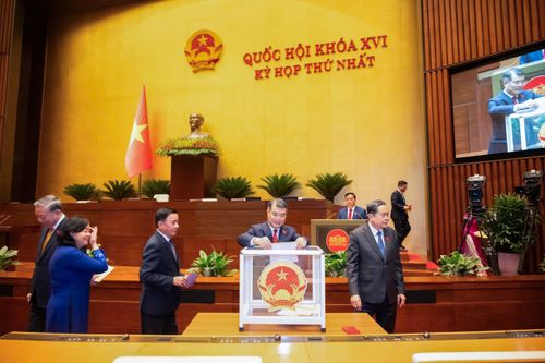  Các đại biểu Quốc hội bỏ phiếu kín bầu Thủ tướng.