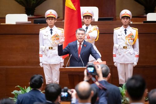  "Dưới cờ đỏ sao vàng thiêng liêng của Tổ quốc, trước Quốc hội và đồng bào, cử tri cả nước, Tôi - Thủ tướng nước Cộng hòa xã hội chủ nghĩa Việt Nam xin tuyên thệ: Tuyệt đối trung thành với Tổ quốc, với Nhân dân, với Hiến pháp nước Cộng hòa xã hội chủ nghĩa Việt Nam; nỗ lực phấn đấu hoàn thành tốt nhiệm vụ được Đảng, Nhà nước, nhân dân giao phó", Thủ tướng Lê Minh Hưng tuyên thệ. 