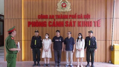  Ông Vũ Minh Châu (thứ 3 từ trái sang) và con trai Vũ Minh Tú (thứ 3 từ phải sang) bị khởi tố, bắt tạm giam. Ảnh: Công an TP Hà Nội. 