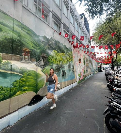 Quan sát thực tế cho thấy tại các điểm giữ xe hiện nay vẫn có khoảng trống nhất định để người dân di chuyển, tham quan và chụp ảnh; chưa ghi nhận tác động trực tiếp làm ảnh hưởng xấu đến các công trình bích họa