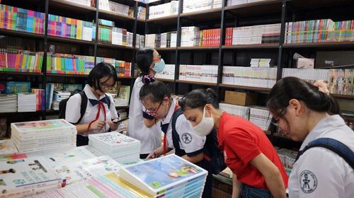 Học sinh tham quan và mua sách tại một gian hàng