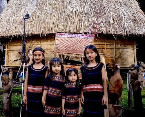 Các em nhỏ tham gia biểu diễn tại chương trình "Cồng chiêng cuối tuần"