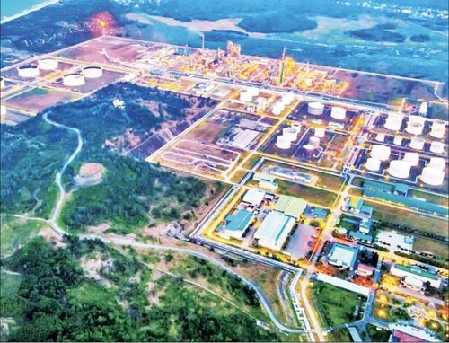 Nhà máy Lọc dầu Dung Quất hoạt động với công suất cao, nhằm đáp ứng nguồn cung trên thị trường.