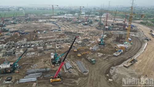 Ông Nguyễn Văn H., một người dân sống gần khu đô thị đang xây dựng, chia sẻ: “Dự án lớn như thế này chắc chắn sẽ làm thay đổi bộ mặt khu vực. Người dân chúng tôi mong muốn khi hoàn thành, hạ tầng giao thông, dịch vụ sẽ phát triển hơn, tạo thêm việc làm và nâng cao đời sống”.