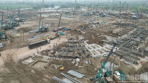 Trên đại công trường rộng hàng chục héc-ta, các phương tiện cơ giới như máy xúc, máy ủi được huy động hoạt động liên tục, tập trung thi công đào đắp, san nền, từng bước hình thành diện mạo ban đầu của dự án.