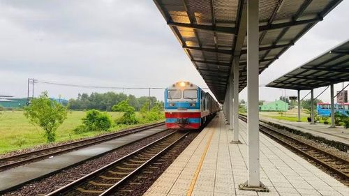 Tại lĩnh vực đường sắt, các đối tượng liên quan được miễn phí sử dụng kết cấu hạ tầng đường sắt quốc gia do Nhà nước đầu tư.