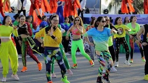 Vũ điệu đường phố thu hút đông đảo du khách tham gia, hòa mình vào lễ hội đường phố sôi động.